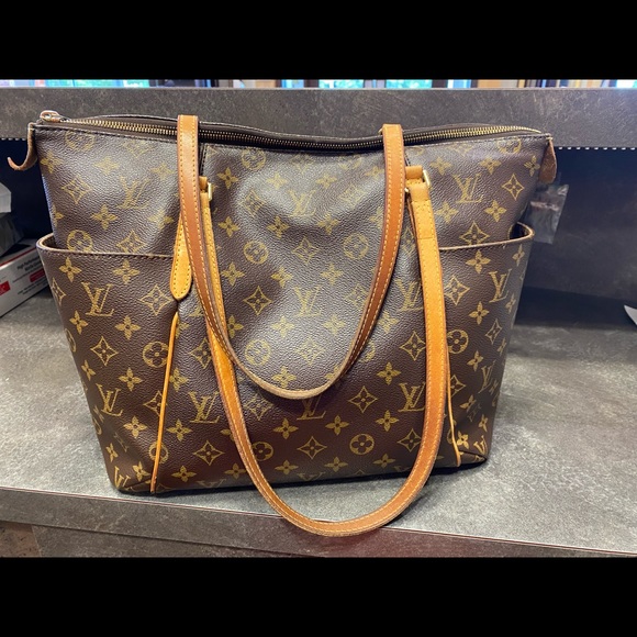 Louis Vuitton Totally MM Bag - Picture 2 of 16